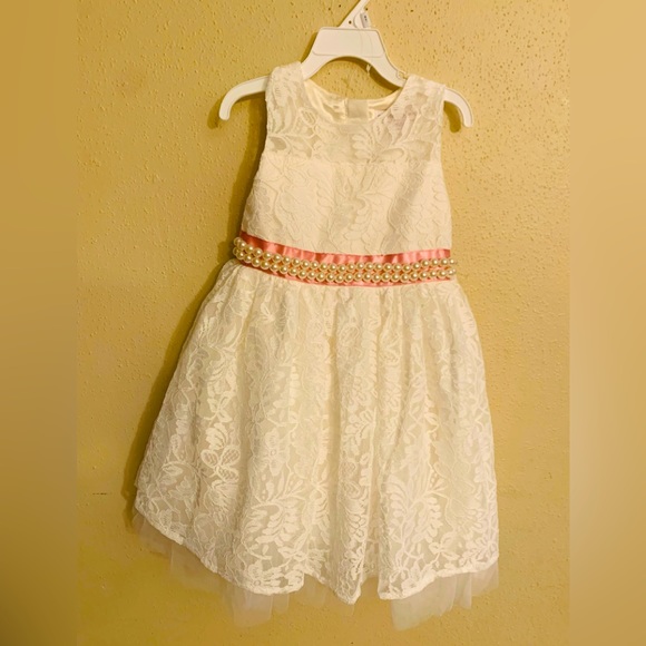 Pretty Lace dress for girl
Girls Dress Size : 4 T - Picture 1 of 7